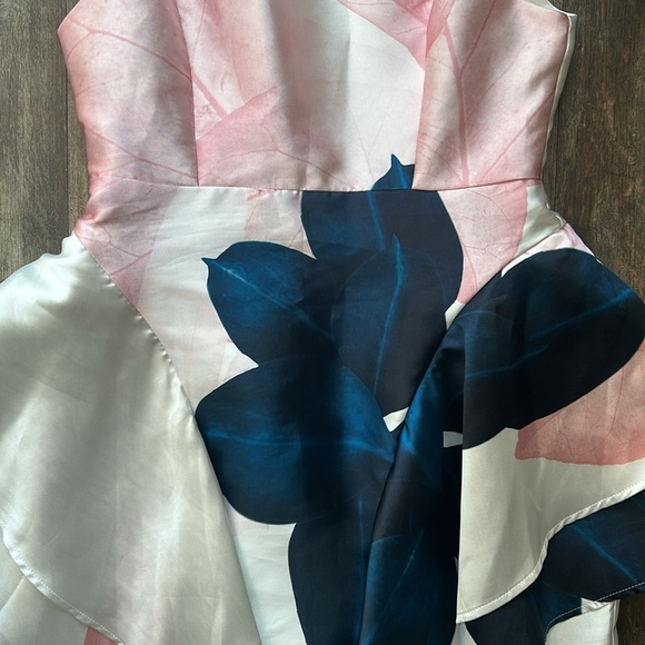 White Floral Elegant Dress - Picture 3 of 6